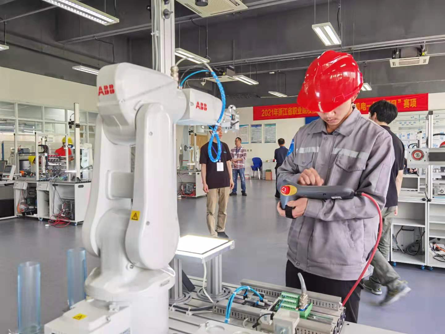 2021年浙江省職業(yè)院校技能大賽高職組“機(jī)電一體化項(xiàng)目”比賽于我校圓滿落幕，我校選手榮獲一等獎