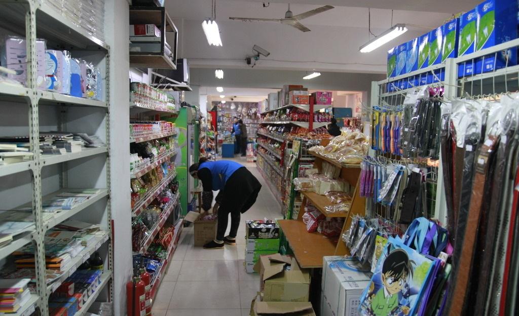 校園小賣(mài)鋪 承載幾代人記憶的“時(shí)光驛站”，為何在日用品銷售中悄然隱退？